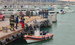Si getta in mare e scompare: ricerche in corso al porto di Civitanova (FOTO)
