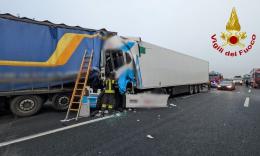 Alba di caos sull’A14: doppio incidente tra tir e cisterna, feriti e chilometri di coda