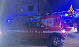 Fiamme in un appartamento nella notte: salvati una donna e il suo gatto