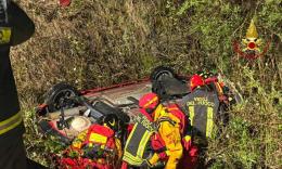 Valfornace, auto si ribalta sulla provinciale e finisce in un canale: due persone estratte dall'abitacolo