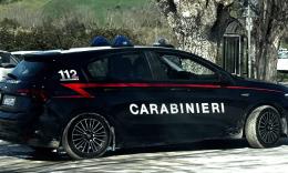 Follia a Porto Recanati: spacca il lunotto di un'auto a testate per sfuggire ai carabinieri