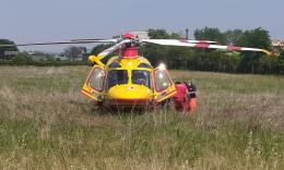Pieve Torina, perde il controllo della moto e si schianta contro un muretto: grave 49enne
