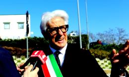 Parcaroli non ha la lista. E aspettando "Godo" sta diventando una comica