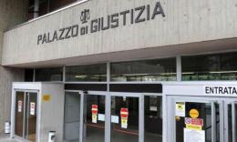 Macerata, lancia il gatto dal secondo piano: condannata e multata per 4mila euro una 43enne