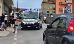 Civitanova, scontro tra auto e scooter: due giovani trasportati all'ospedale