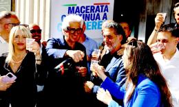 Parcaroli, le prime parole da sindaco bis: "Basta cattiverie, dedico la vittoria alla mia famiglia" (FOTO e VIDEO)
