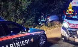Treia, auto esce di strada lungo la Provinciale: conducente estratto dai Vigili del fuoco