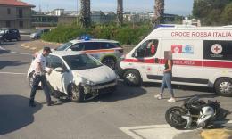 Incidente alla rotatoria del Corridomnia: impatto tra auto e moto, traffico in tilt verso la superstrada