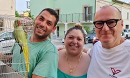 Colmurano, il tam tam social salva un pappagallo smarrito: "Poli" riabbraccia la sua famiglia