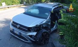 Civitanova, scontro tra due auto sulla Provinciale delle Vergini: un ferito estratto dall'abitacolo