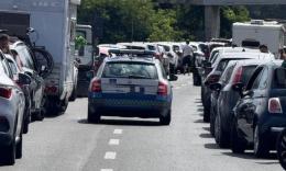 Superstrada, scontro tra auto e moto nel tratto tra Corridonia e Morrovalle: 30enne in ospedale