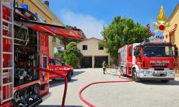 Tolentino, incendio in un capannone: in fiamme una rimessa con diversi furgoni