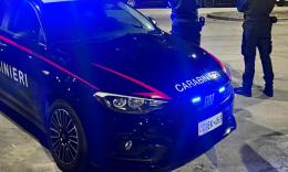 Potenza Picena, raid all'alba in gioielleria: cinque ladri incappucciati ripresi mentre fuggono con il bottino