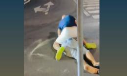 Uomo blocca il traffico a San Benedetto del Tronto , imprenditore (vicino a Fn) lo picchia. Polemiche dopo il video diffuso sui social