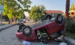 Montecassiano - Scontro tra due auto, una si ribalta: tre coinvolti, una donna ferita
