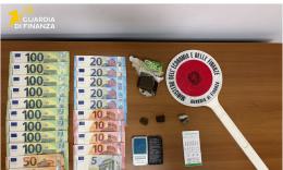 Civitanova, tenta di sfuggire ai controlli e si tuffa in mare: arrestato con 75 grammi di hashish
