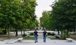 Macerata, infastidisce gruppo di ragazze e si scaglia contro i poliziotti: arrestato 21enne ai Giardini Diaz