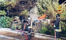 Pieve Torina, scoppia incendio in una casa mobile: uomo resta ustionato