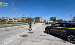 Civitanova, maxi controlli della Finanza: scoperti 10 lavoratori in nero, sequestrati oltre 2 chili di droga