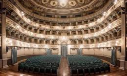 Accusa un malore durante lo spettacolo a teatro: decisivo l’intervento di due medici in platea