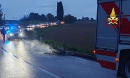 Tolentino, incidente sulla Sp 78: moto prende fuoco dopo lo scontro con un’auto
