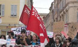Macerata, il grido degli studenti: "Prezzi proibitivi e scuole fatiscenti, no al tetto degli stranieri in classe" (FOTO e VIDEO)