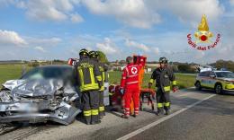Appignano, scontro frontale tra auto e camion sulla Provinciale 25: un ferito a Torrette in eliambulanza