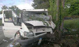 Malore alla guida, sbanda e si schianta contro un albero: è gravissimo