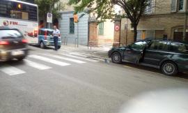 Macerata, apre la portiera e il bus la travolge