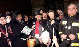Tolentino,  grande successo per l'arrivo della "Befana del ponte del Diavolo" (FOTO)