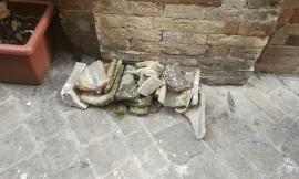 Una tegola si stacca dal Palazzo della Filarmonica e cade in strada: intervengono i Vigili del Fuoco (FOTO)
