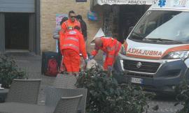 Macerata, ragazza si accascia a terra in piazza: interviene l'ambulanza
