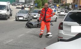 Scontro tra due auto e uno scooter in via dei Velini: motociclista trasportato a Torrette, è grave (FOTO)