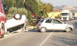 Trodica, violento scontro frontale tra due auto: una donna trasportata a Torrette in codice rosso (FOTO e VIDEO)