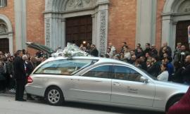 In centinaia per l'ultimo saluto a Mauro, il dolore del fratello: "Oggi abbiamo perso tutti" (FOTO)