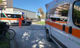 Porto Recanati, ciclista investito lungo la Statale: è grave, interviene l'eliambulanza (FOTO)