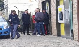 Piediripa, rapina a mano armata all'ufficio postale: borseggiati e chiusi in bagno i clienti (FOTO)