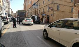 Macerata, il coronavirus non ferma il traffico: Carabinieri e Polizia Locale controllano decine di auto (FOTO)