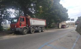 Macerata, camion perde il carico lungo le mura, Polizia Locale sul posto