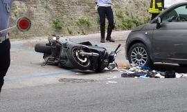 Macerata, Fiat 500 travolge scooter lungo le mura: uomo soccorso in eliambulanza (FOTO)