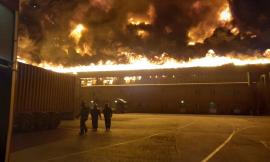 Incendio devasta il porto di Ancona, notte di paura: scuole e università chiuse (FOTO e VIDEO)