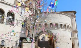 Petriolo guarda alla Pasqua: un albero con le uova dipinte dai bimbi colora la piazza (FOTO)