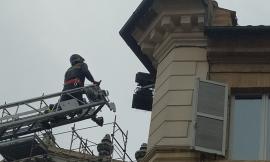 Macerata, cadono pezzi di intonaco dal cornicione: Vigili del Fuoco al lavoro a Palazzo Galeotti (FOTO)