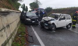 Macerata, tremendo incidente tra due auto: gravi i conducenti, arriva l'eliambulanza (FOTO e VIDEO)