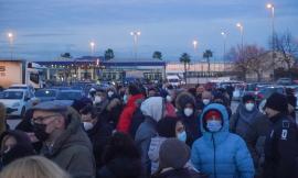 Open Day, caos e tensione a Civitanova. Migliaia in coda: "Siamo qui da mezzanotte, abbiamo dormito in macchina" (FOTO e VIDEO)