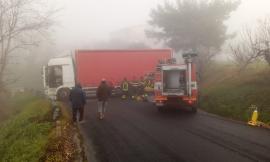 Macerata, camion si intraversa lungo la carreggiata: strada bloccata