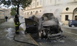 Macerata, auto divorata dalle fiamme nei pressi dello Sferisterio: paura per padre e figlia (FOTO)