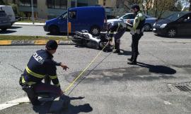 Macerata, auto contro scooter: un uomo finisce in ospedale (FOTO)