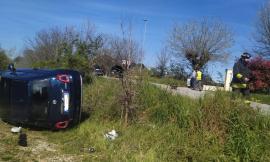 Macerata - Scontro tra due auto, una si ribalta: donna trasferita d'urgenza a Torrette (FOTO)