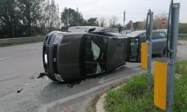 Macerata, violento scontro all'incrocio: 3 mezzi coinvolti, un'auto si ribalta. Ferito un uomo (FOTO)